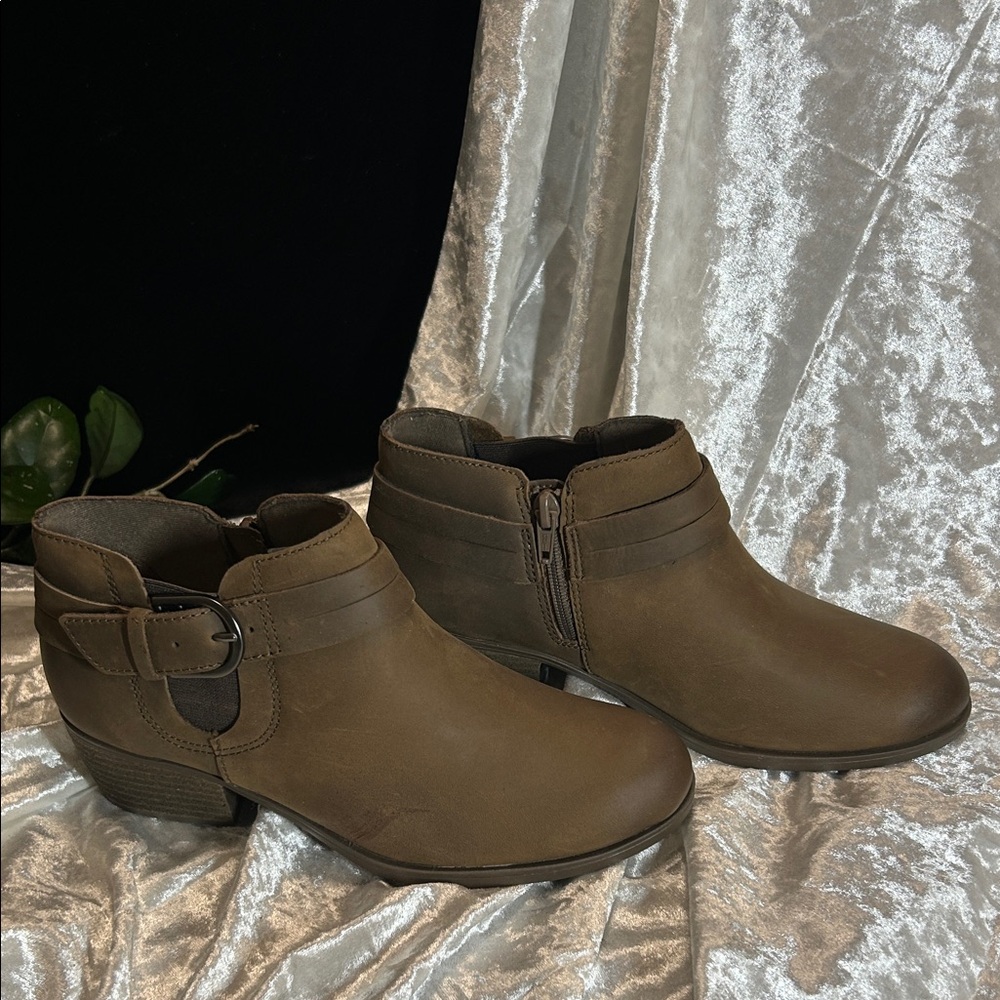 NWT CLARKS BROWN BOOTIE 7Wide